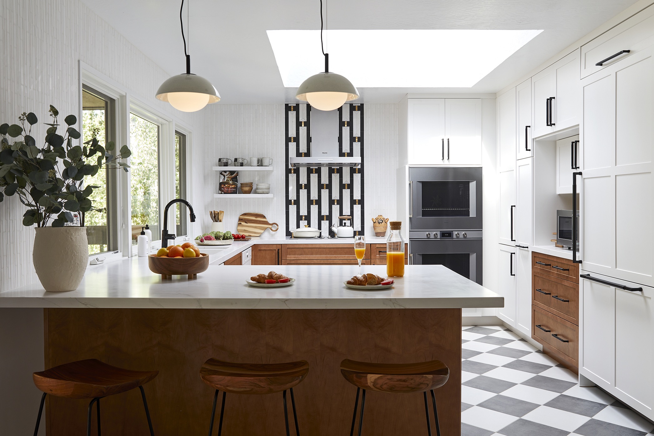Home renovation in Los Altos Hills by Bay Area interior designer, Kanika Design - 01